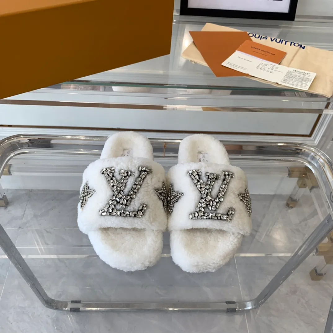 👟👟Ex-factory price 440👟👟 Women's shoes, women's clothing, LV new furry slippers, top version, made of fur and lambswool, pure crystal hand-stitched, fashionable, low-key luxury, a must-have item for fairies, original molded non-slip rubber outsole Size: 35-40